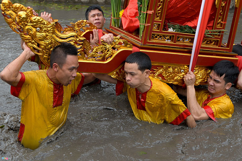 Nghi lễ rước kiệu dưới nước kỳ lạ ở Thái Bình